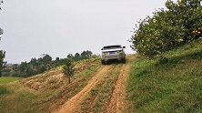 路虎极光硬闯斜坡，下一秒越野能力真强悍，果然没让我失望