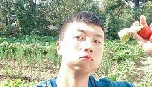 农村帅气小伙早餐起来没饭吃，去自家的菜园子随便吃