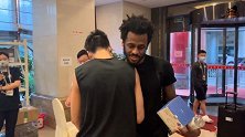 布莱克尼因家人离世启程返美 江苏男篮全体酒店门口为其送行