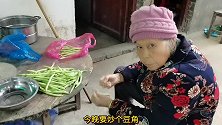 外婆家养了两年的老土鸭，草帽小子抓来煲一锅老汤，真是汤鲜味美