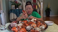 泰国大妈吃大龙虾，肉量多得不得了，这一餐很丰富