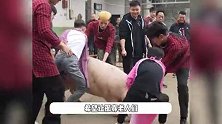 网红自费请村里老人吃杀猪宴，被索要场地费大打出手，猪肉遭哄抢一片混乱
