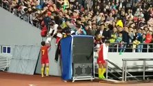 国足-王霜赛后耐心为球迷签名 刘杉杉兴奋与观众自拍-新闻