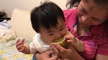 可爱小宝宝第一次吃蜜柚虽然又酸又苦，但我可以皱着眉头坚持吃！