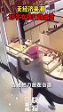 19岁女孩持刀抢劫金店！网友：才19岁，干点啥不好。