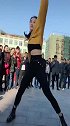 网红妹儿街头表演才艺，精彩演出震惊在场人