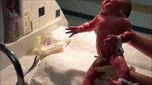 护士给新生宝宝洗澡，前面冲一冲后面冲一冲，完事了