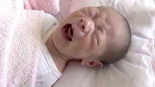 出生第13天的小宝宝，哭起来声音像驴子叫一样，又可怜又好笑