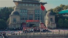 别样感动！武大今晨举行升国旗仪式，现场师生齐挥国旗致敬祖国