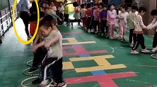过分！广西贵港一女幼教抬脚猛踹2名男童 园方：涉事老师已辞退