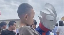 重庆巫山：爸爸扮奥特曼接儿子放学，孩子从一脸懵到开心