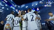 谢幕！皇马球员在伯纳乌球场举起克罗斯