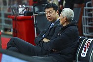 【PP体育在现场】王治郅紧盯新疆男篮训练 八一队则在另一旁练