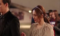 女明星和男明星一起走红毯,帅哥突然出现,俩人深情对望!