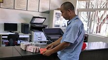 38万元现金落出租车上 西安热心的哥1小时后物归原主