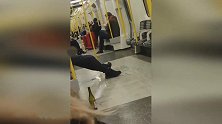 英国伦敦：一名男子在地铁上小便，警方称已展开调查