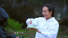 王鸥乡间骑自行车，很礼貌用鱼跟大姐换东西，女神笑容好美！