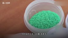 男子发明能吃的塑料袋 原料是玉米和马铃薯 环境污染有救了
