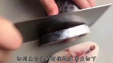 马鲛鱼不要再红烧了，这种做法超下酒，关键就是那给鱼按摩的手法