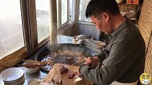 大叔卖卤煮10年，剁一碗五花肉、肥肠、猪肺15元！看着流口水