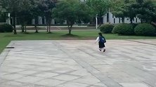 前一秒还对爸爸依依不舍，下一秒尴尬了，爸爸心都碎了！