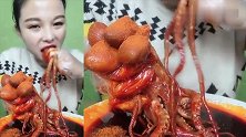 疯狂美女直播吃八爪鱼，蘸着辣油，又浇上辣椒粉，吃的真实在