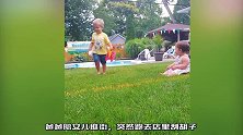 爸爸陪女儿逛街，突然跑去店里刮胡子，回来后宝宝的反应太逗了