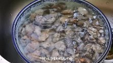 爆炒花蛤要不要焯水饭店大厨教你正确做法，肉嫩味美，吐沙干净