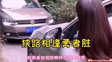 爆笑女司机：女司机上路有多可怕？开拖拉机栽到沟里才停下来！