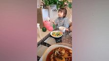 小恬恬这么小就会用筷子了，好棒哦