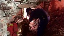江西暴雨冲毁民房 少女被压墙下，墙体随时坍塌 战士徒手挖人