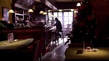 两人为开开咖啡店找来了老师学习，一番努力下一杯香浓的咖啡出炉了