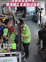 四川达州：男孩乘车被骨头卡住喉咙，驾驶员用海姆立克急救法施救