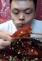大哥哥吃肉恨不得一口都吞在肚子里，看他那吃相，感觉太好吃了！