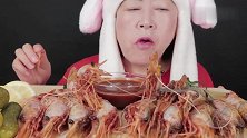 大姐吃独岛虾，虾肉鲜嫩，连虾头都不放过
