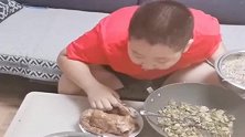 吃面狼吞虎咽也就算了，接下来一幕，网友：这孩子家长该管管了