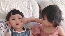 三岁半哥哥看电视，一岁半妹妹的举动让所有人羡慕，哥哥真幸福