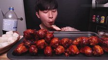 小哥吃满满一桌烤鸡腿，一口吃一只，嘴巴真能塞