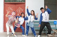 童年短剧：傻妞上学半道回家，竟发现妈妈在跳劲爆热舞，好嗨哟