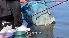 青岛一大哥正在钓鱼，30斤大鱼直接游过来要吃的