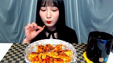 韩国妹子吃一盆炸虾，小口小口吃，慢慢品尝