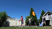 灭火器和喷火枪谁更强？外国小伙大胆测试，结果场面一度失控！
