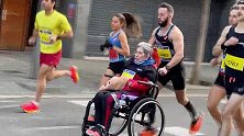 西班牙小伙推着妈妈跑马拉松 还打破了世界纪录