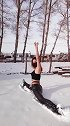 这才是冬天的正确打开方式，冰天雪地里表演一字马太精彩