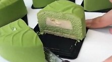 树叶形状的慕斯小蛋糕，一刀切开看得我真想吃，太诱人了！