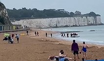 英国：肯特郡一海滩上20名非法移民在日光浴者面前登陆后逃离