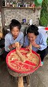 农村姐妹吃花生糖糯米粑粑