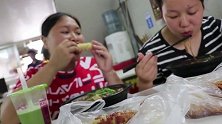 胖妹跟妹妹一起逛街疯狂吃吃吃！中午吃了个牛肉砂锅味道非常不错