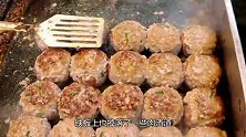 小伙卖巨型肉丸，15元1个遭同行质疑，顾客一次吃3个直呼过瘾