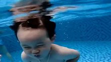 3岁的宝宝游泳，眼前这一幕，感觉自己连个穿尿不湿的都不如